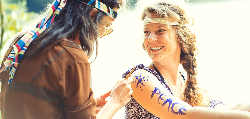 Ragazze hippie con braccia dipinte