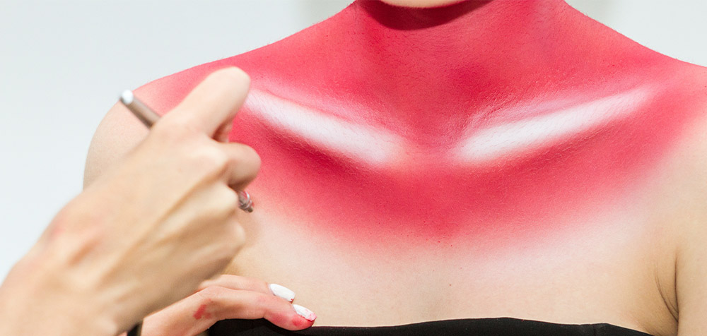 Artista dipinge la modella con aerografo