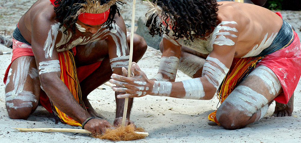 Gruppo di uomini guerrieri aborigeni