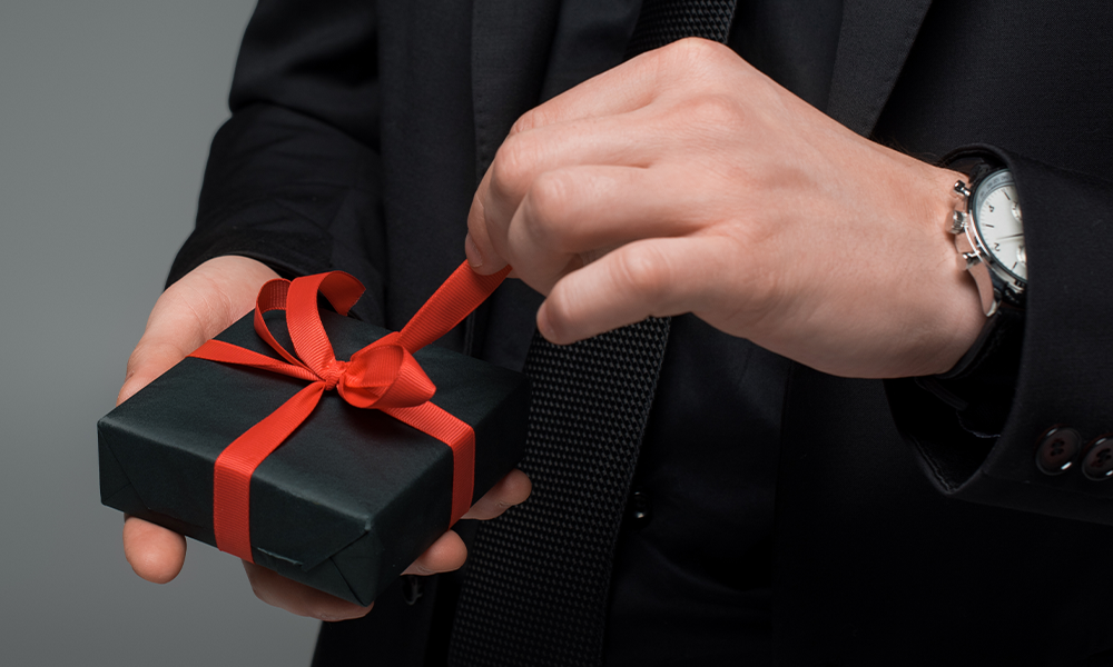 Mano che apre un pacchetto regalo