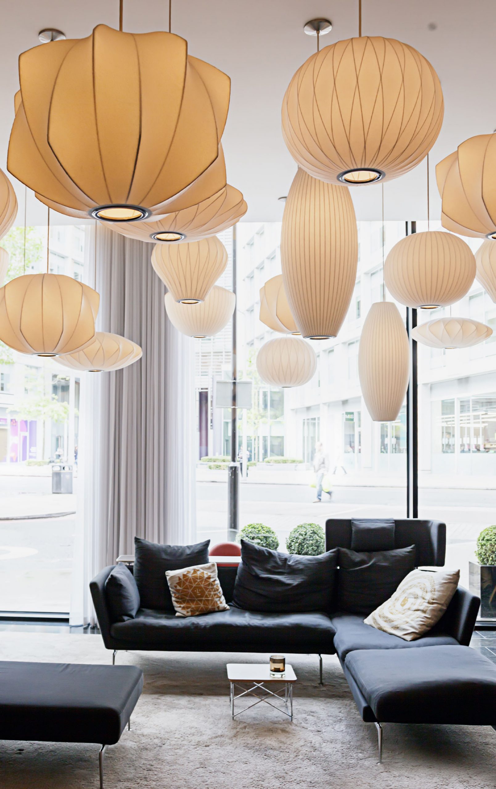 sala di un hotel luxury con divani