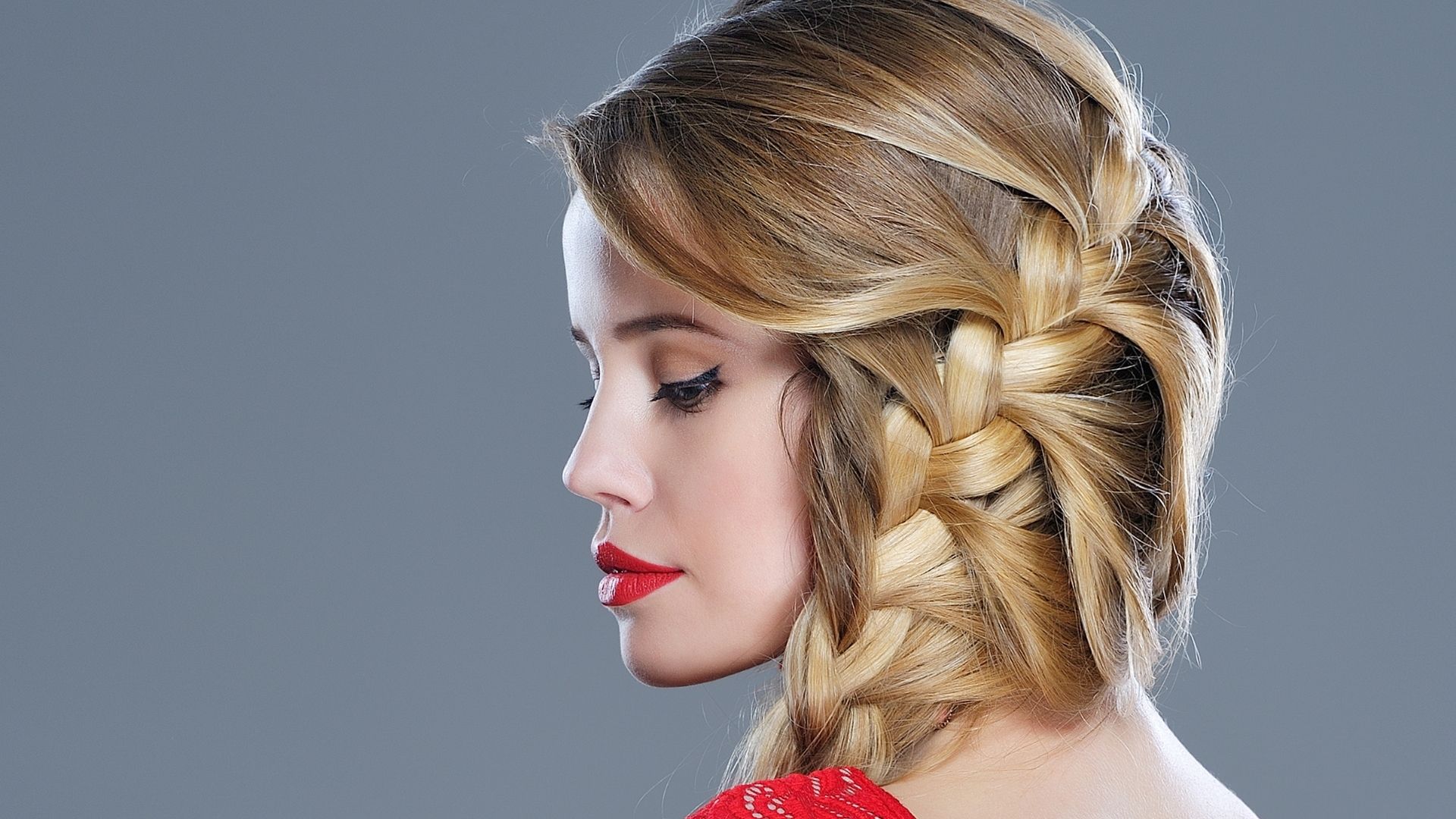 donna bionda con treccia