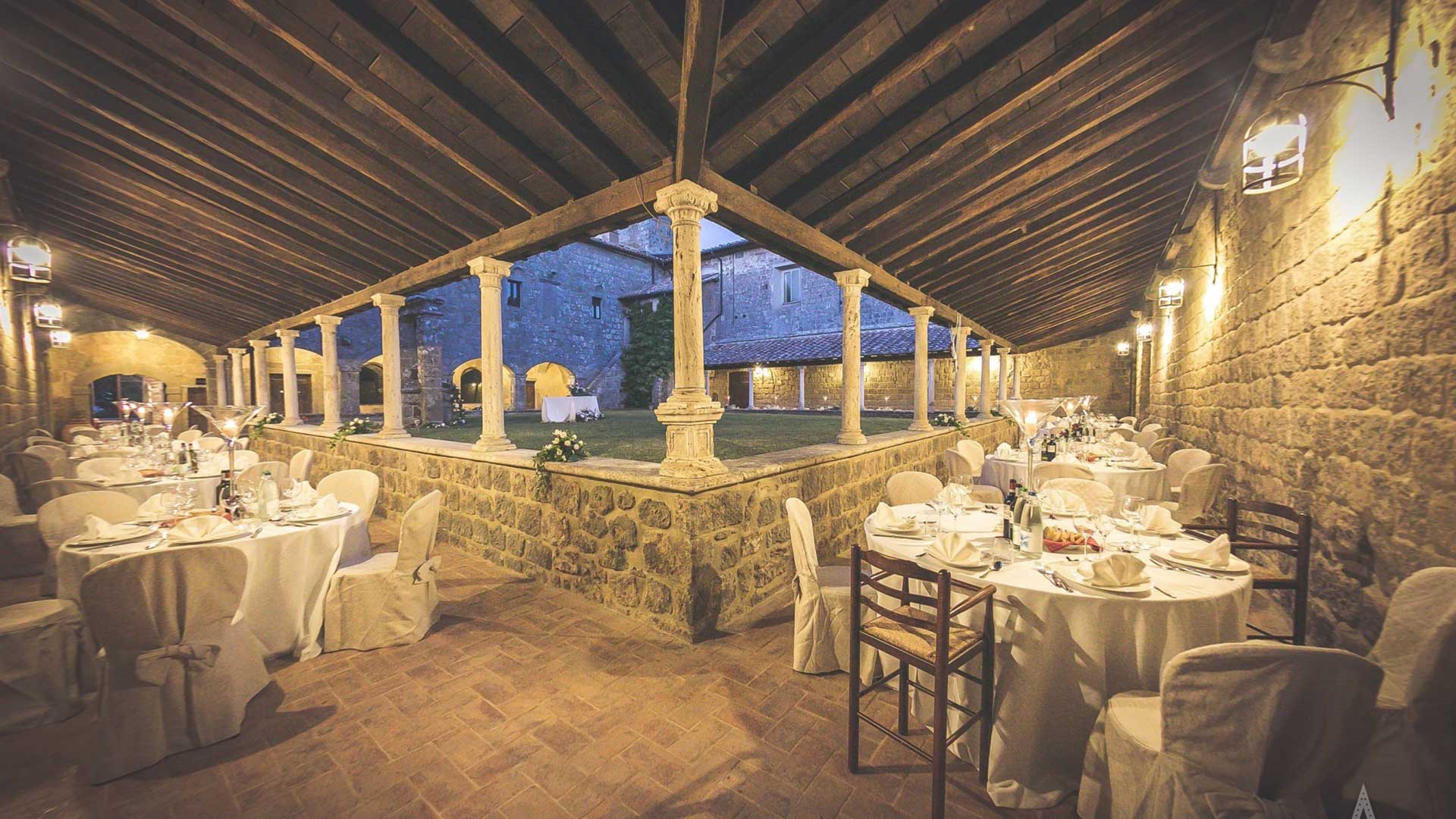 Il chiostro addobbato del convento di san bartolomeo