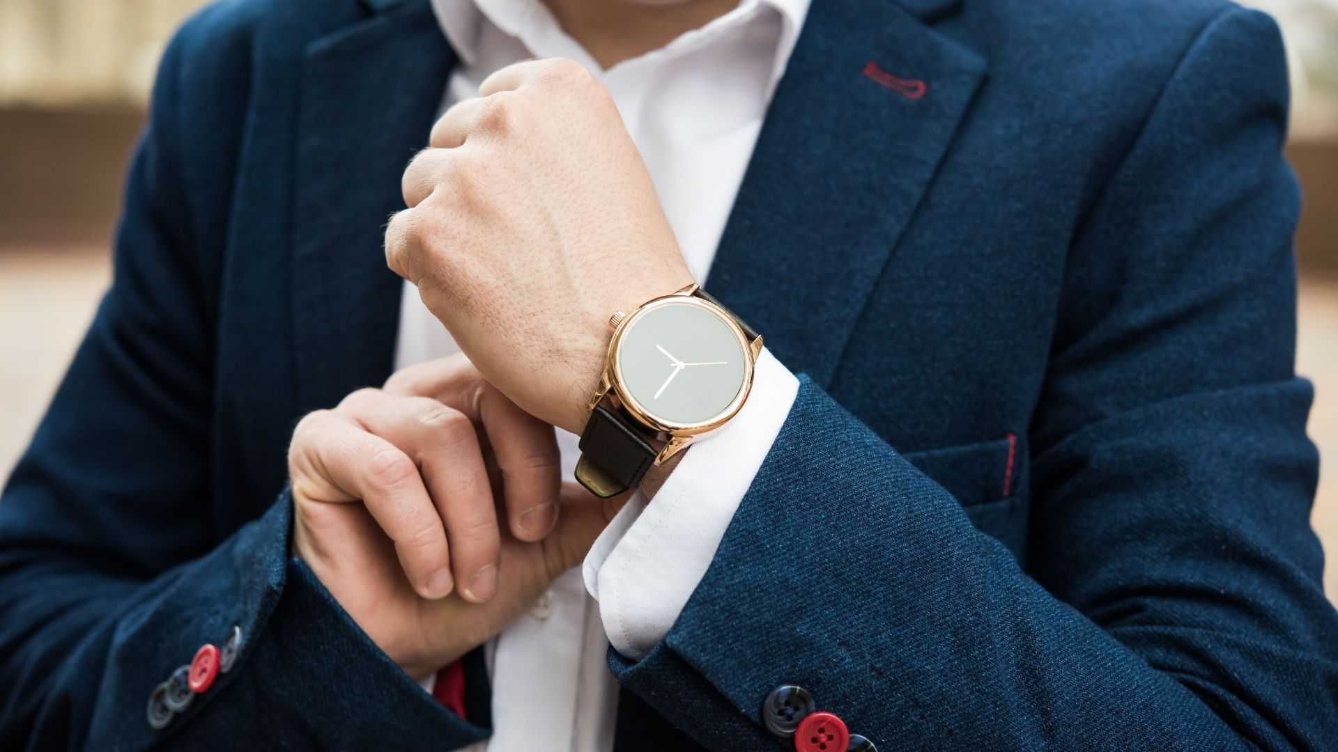 uomo che si aggiusta l'orologio