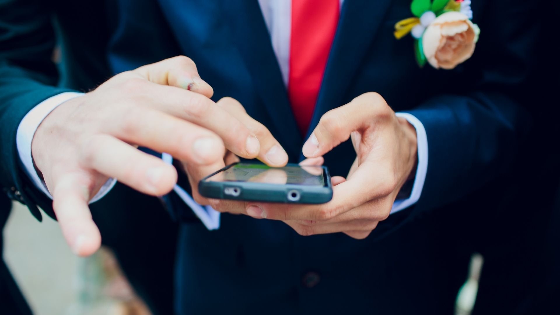 sposo con smartphone