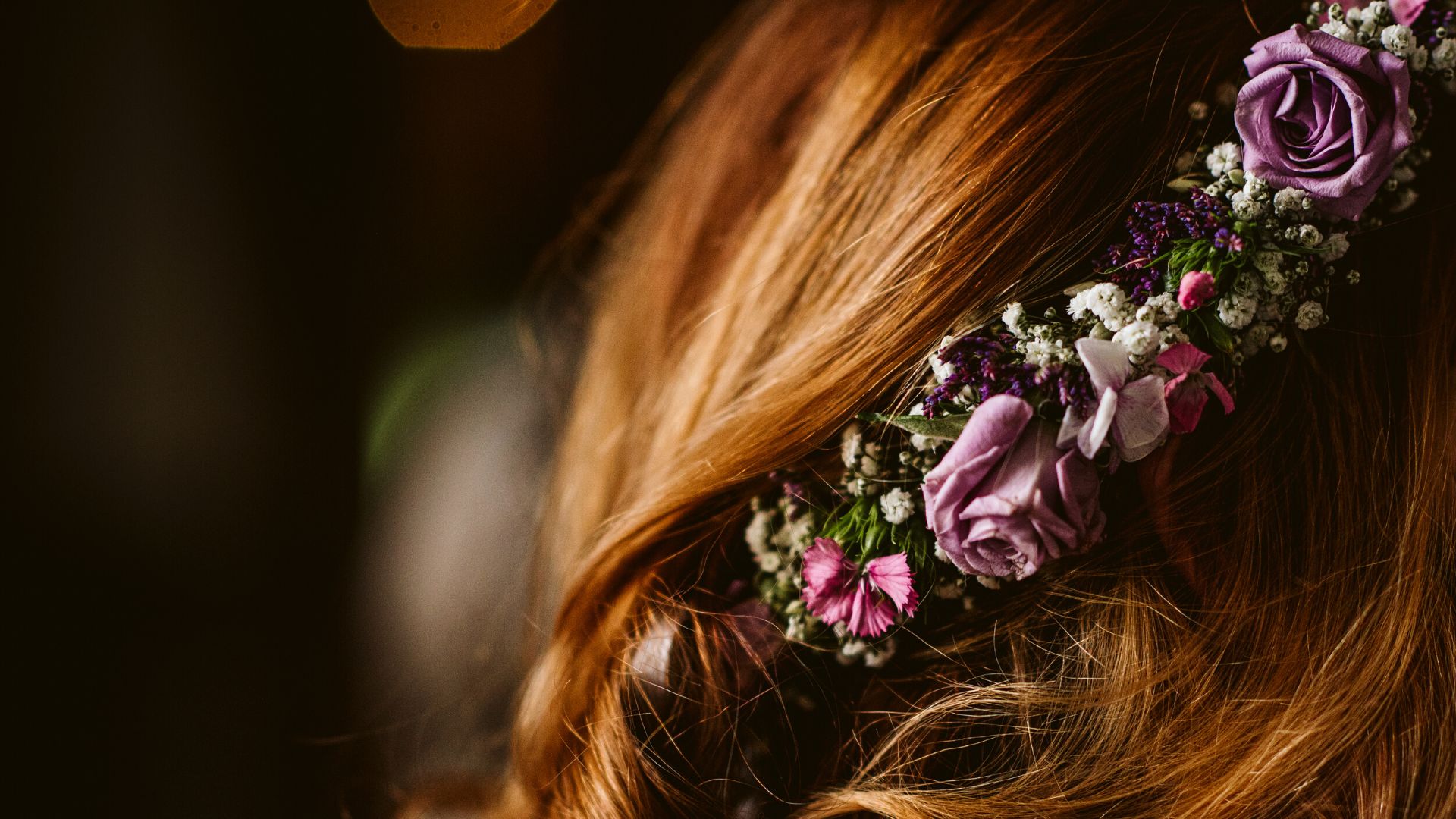 acconciatura da sposa con i fiori