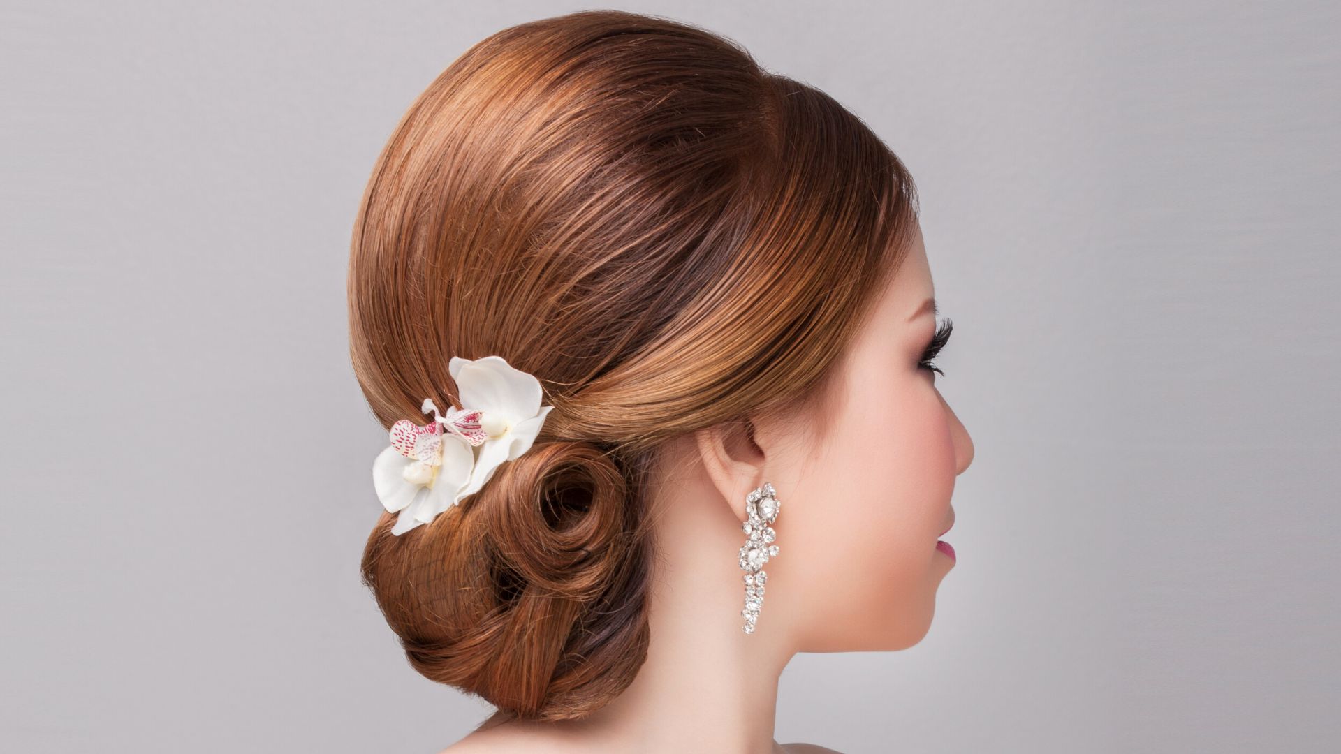 acconciatura da sposa con i fiori