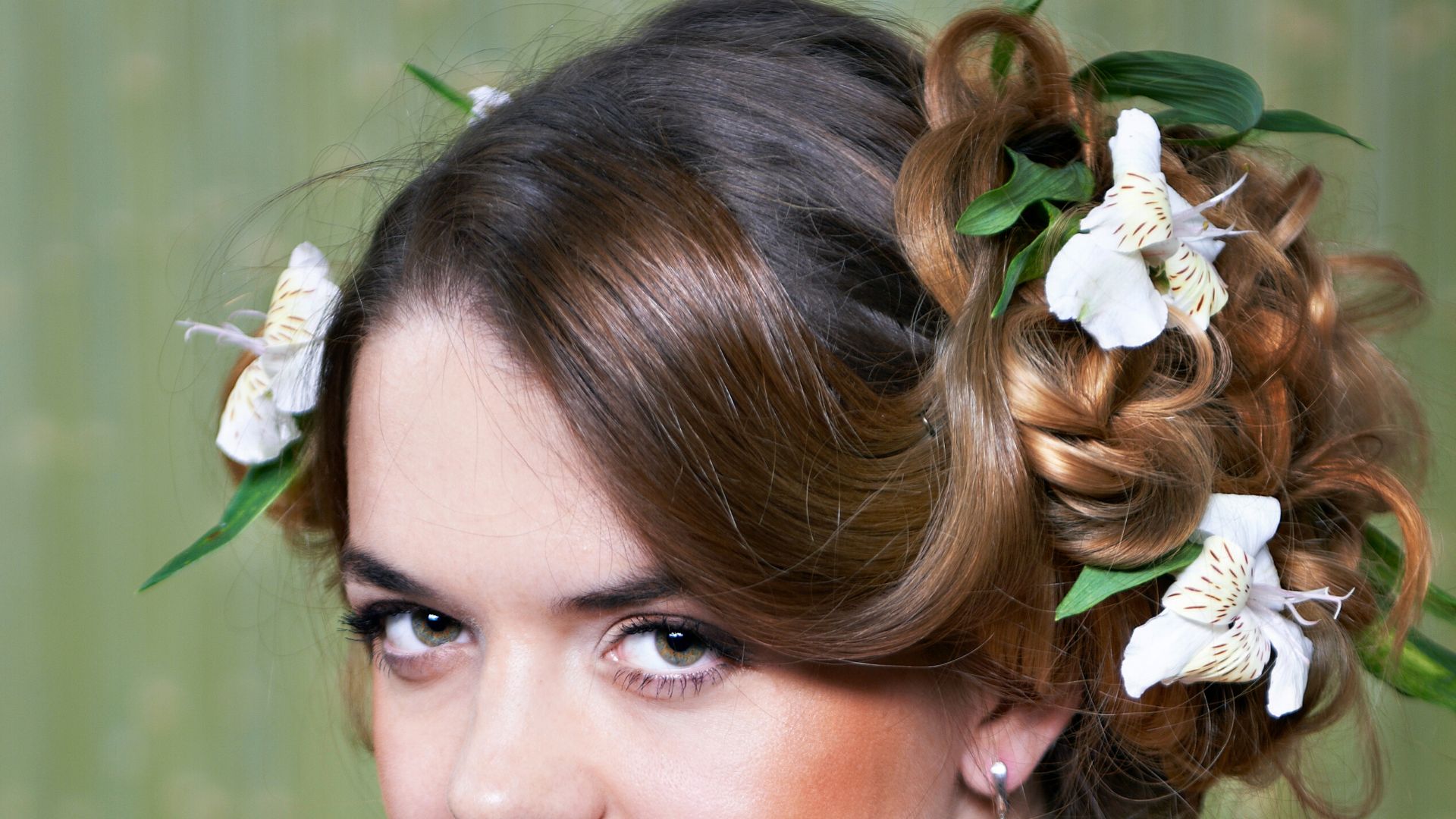 acconciatura da sposa con i fiori