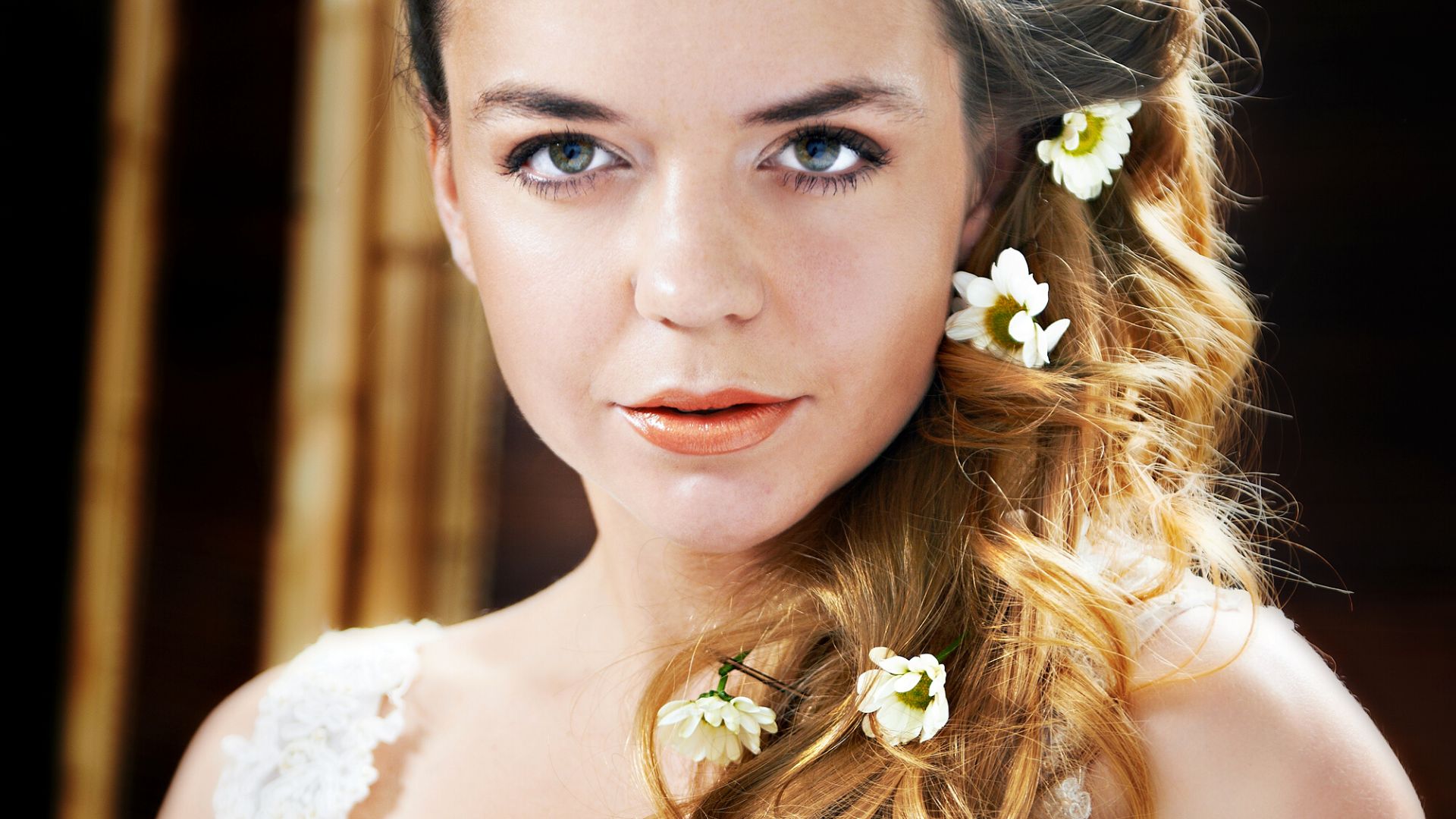 acconciatura da sposa con i fiori