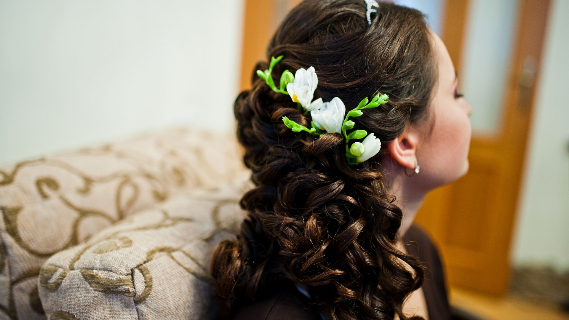 acconciatura da sposa con i fiori