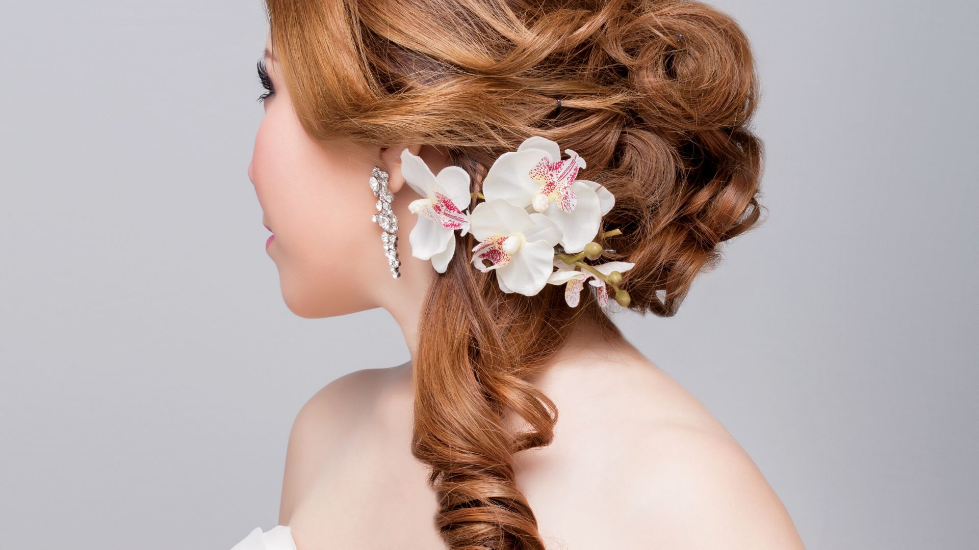 acconciatura da sposa con i fiori