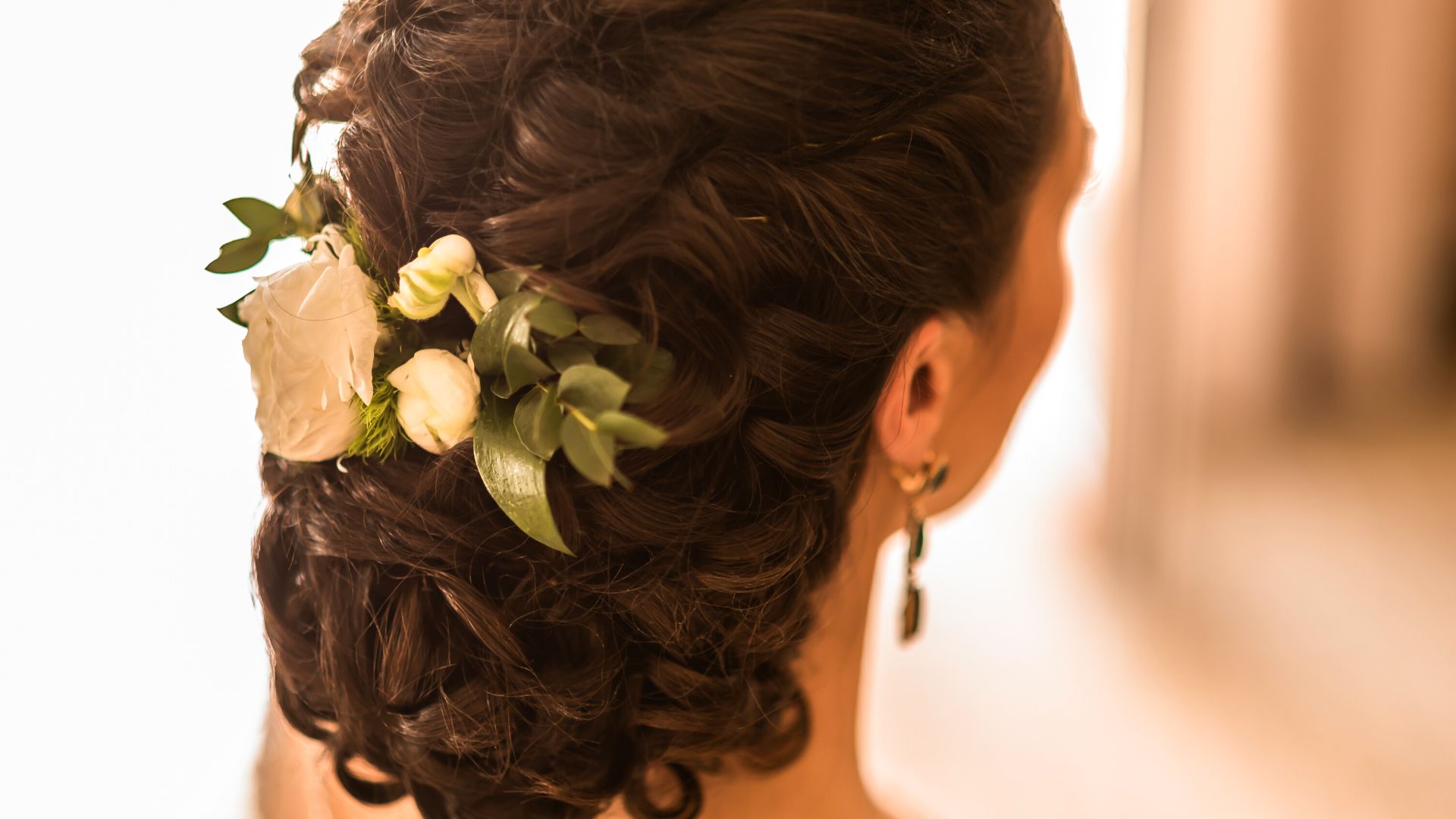 acconciatura da sposa con i fiori