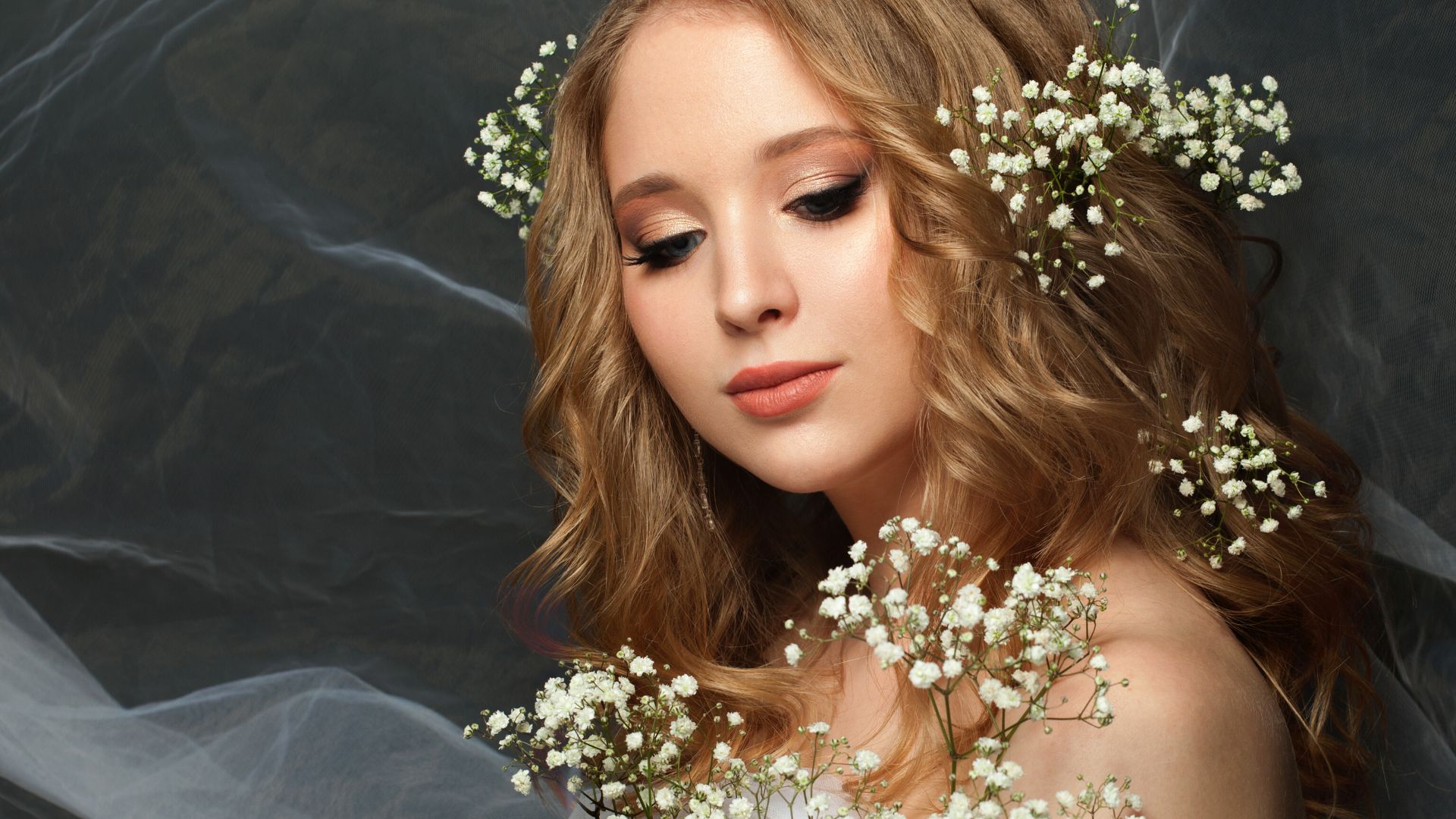 acconciatura da sposa con i fiori