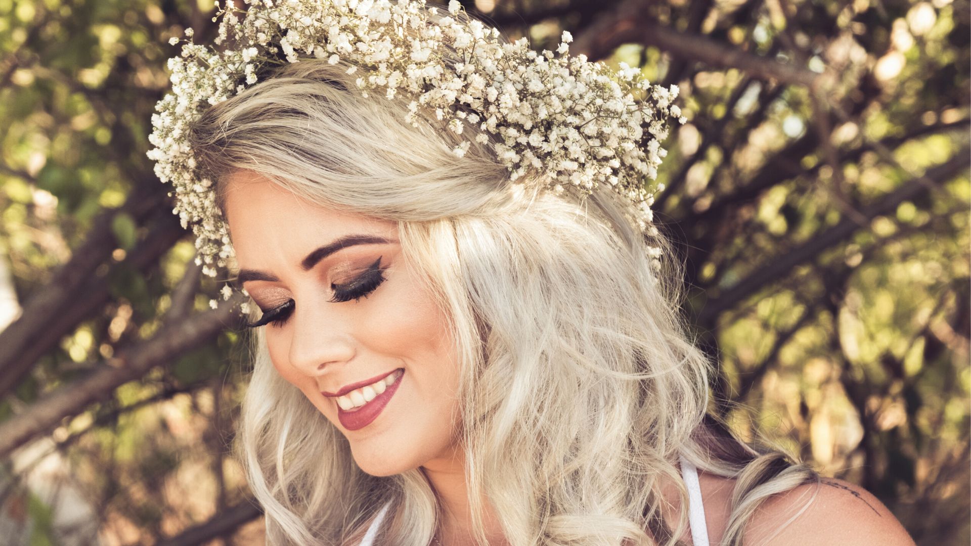 acconciatura da sposa con i fiori