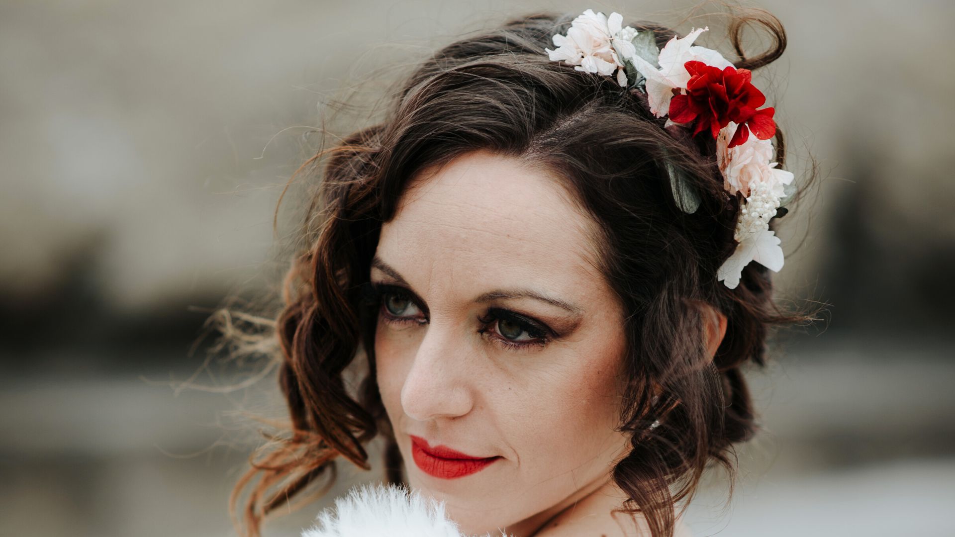 acconciatura da sposa con i fiori