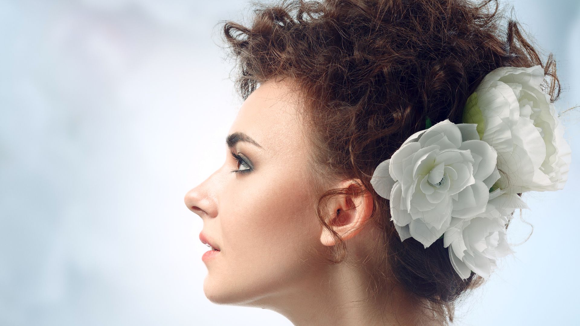 acconciatura da sposa con i fiori