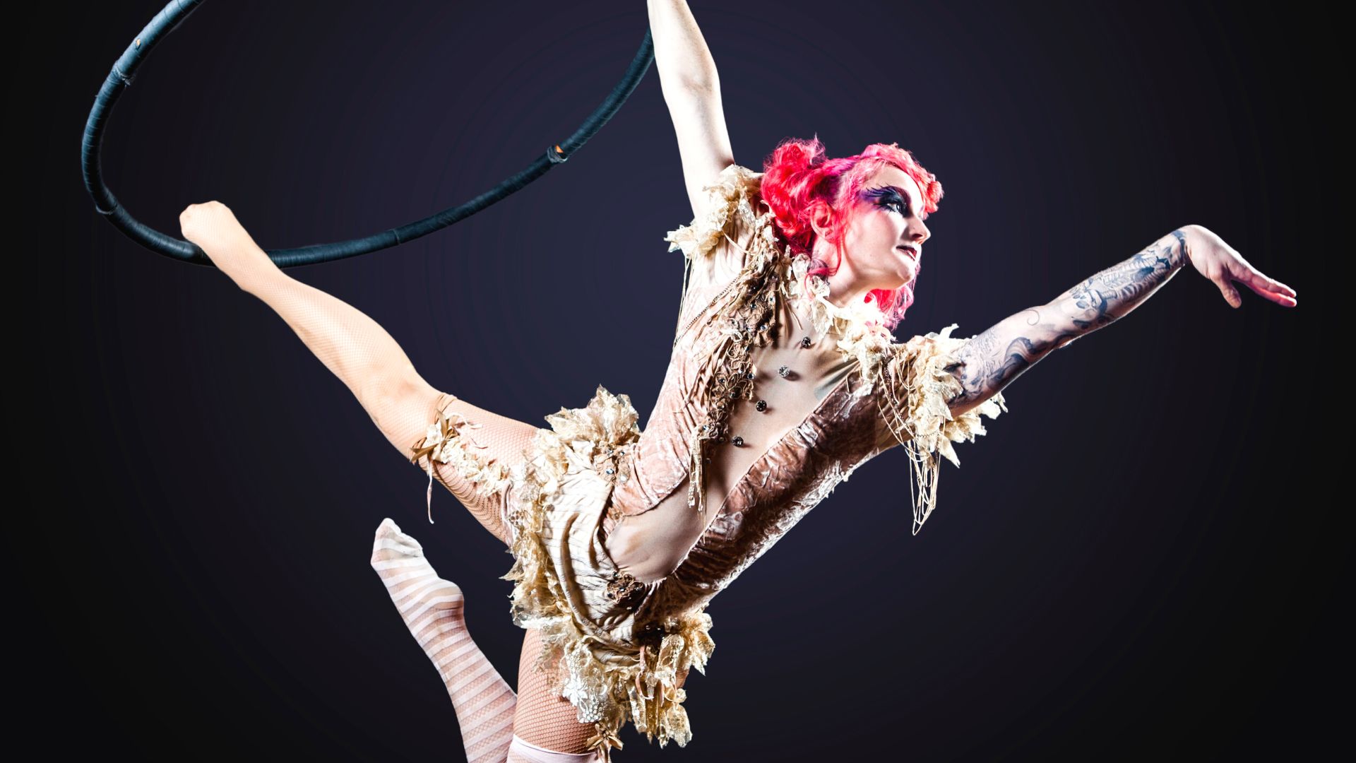 artista circense con cerchio