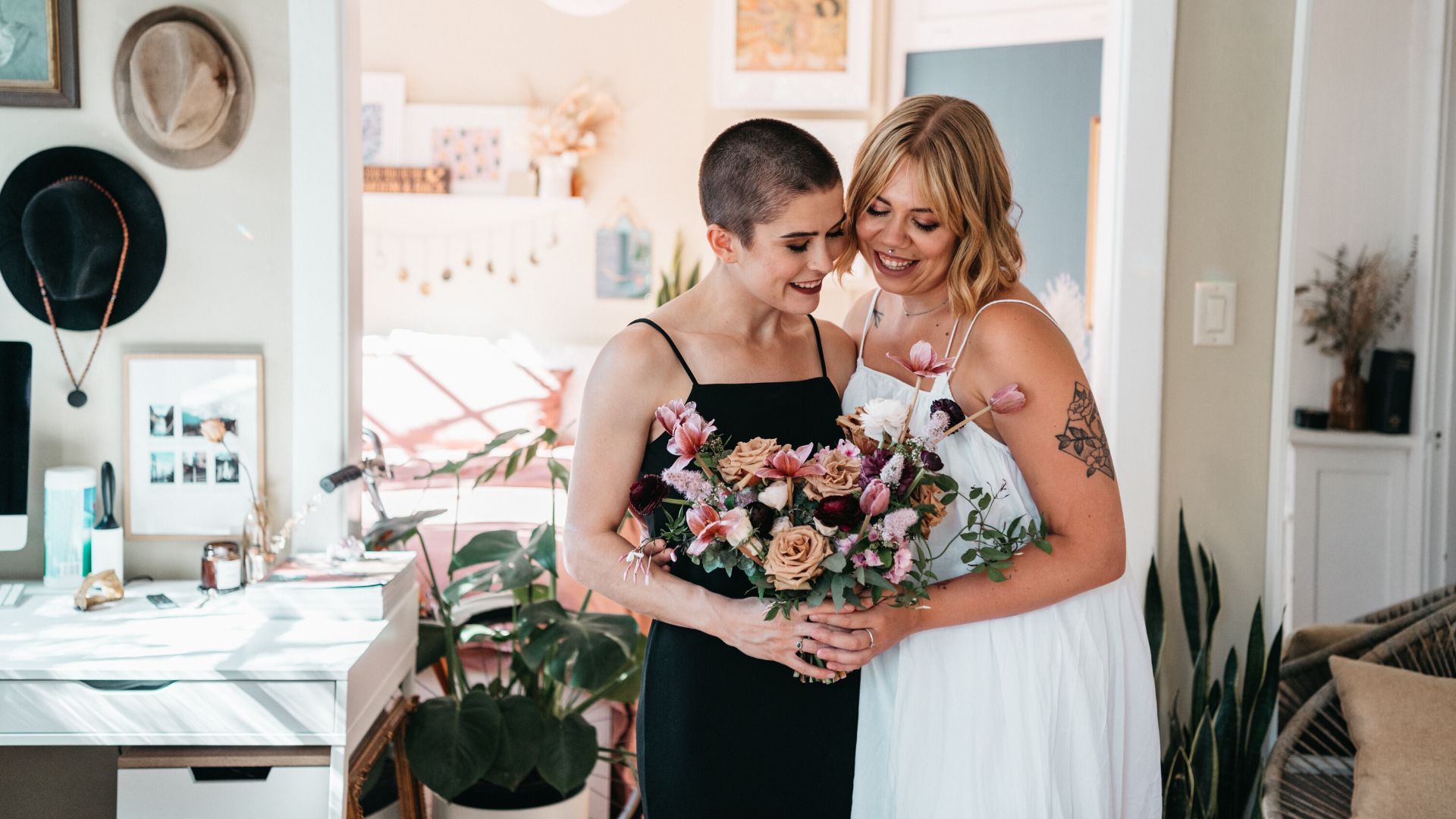 coppia di spose con bouquet