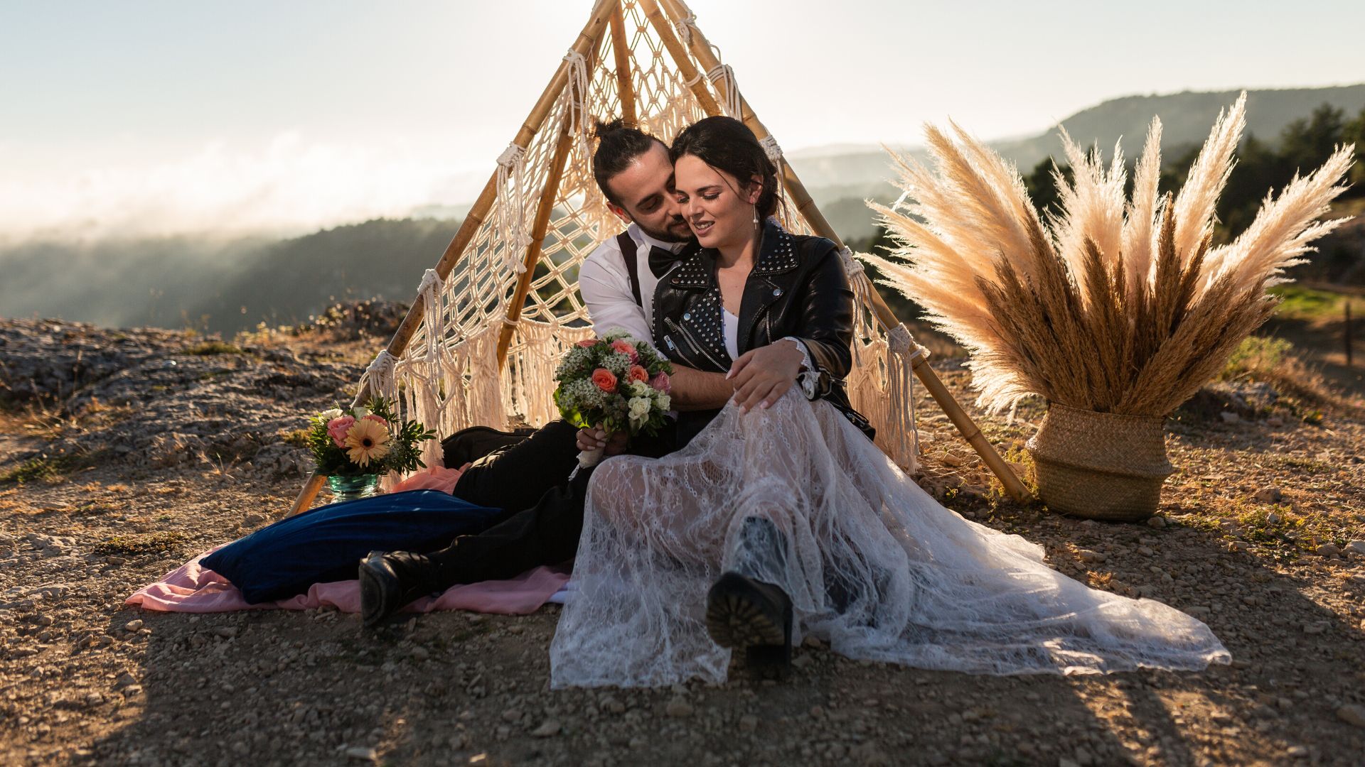 coppia di sposi che si abbraccia