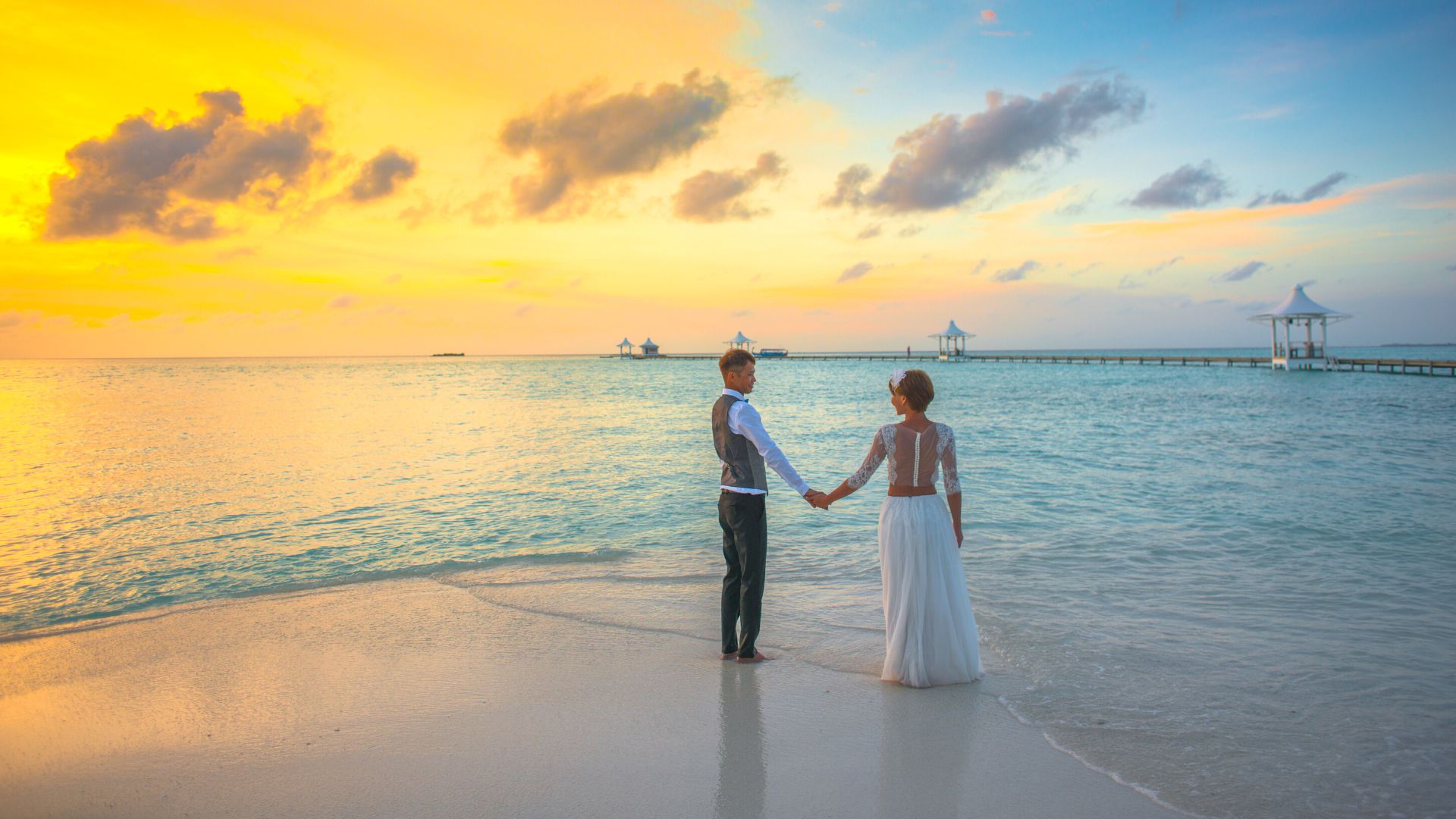 sposi in spiaggia all'alba