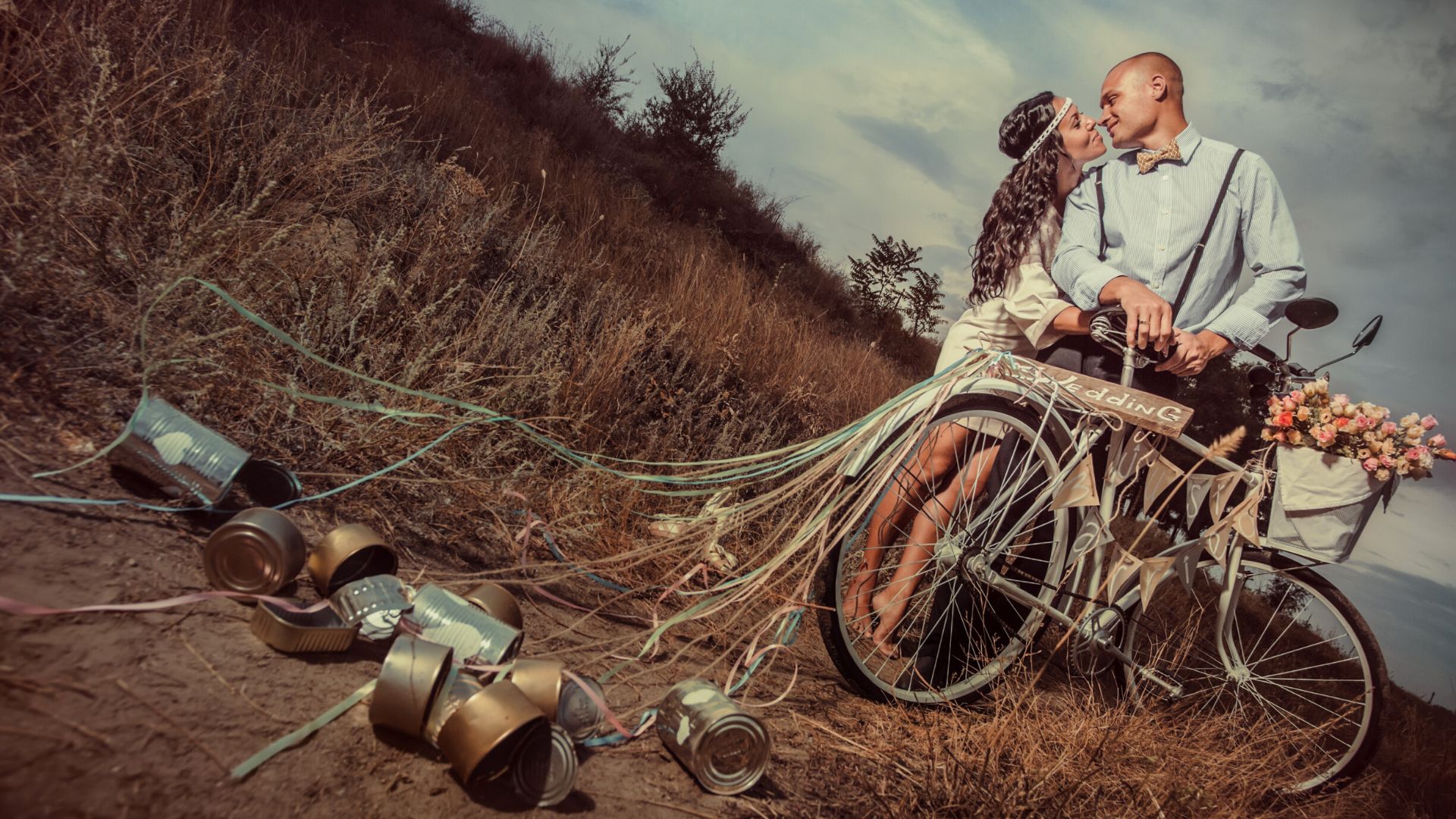 sposi vintage con bicicletta