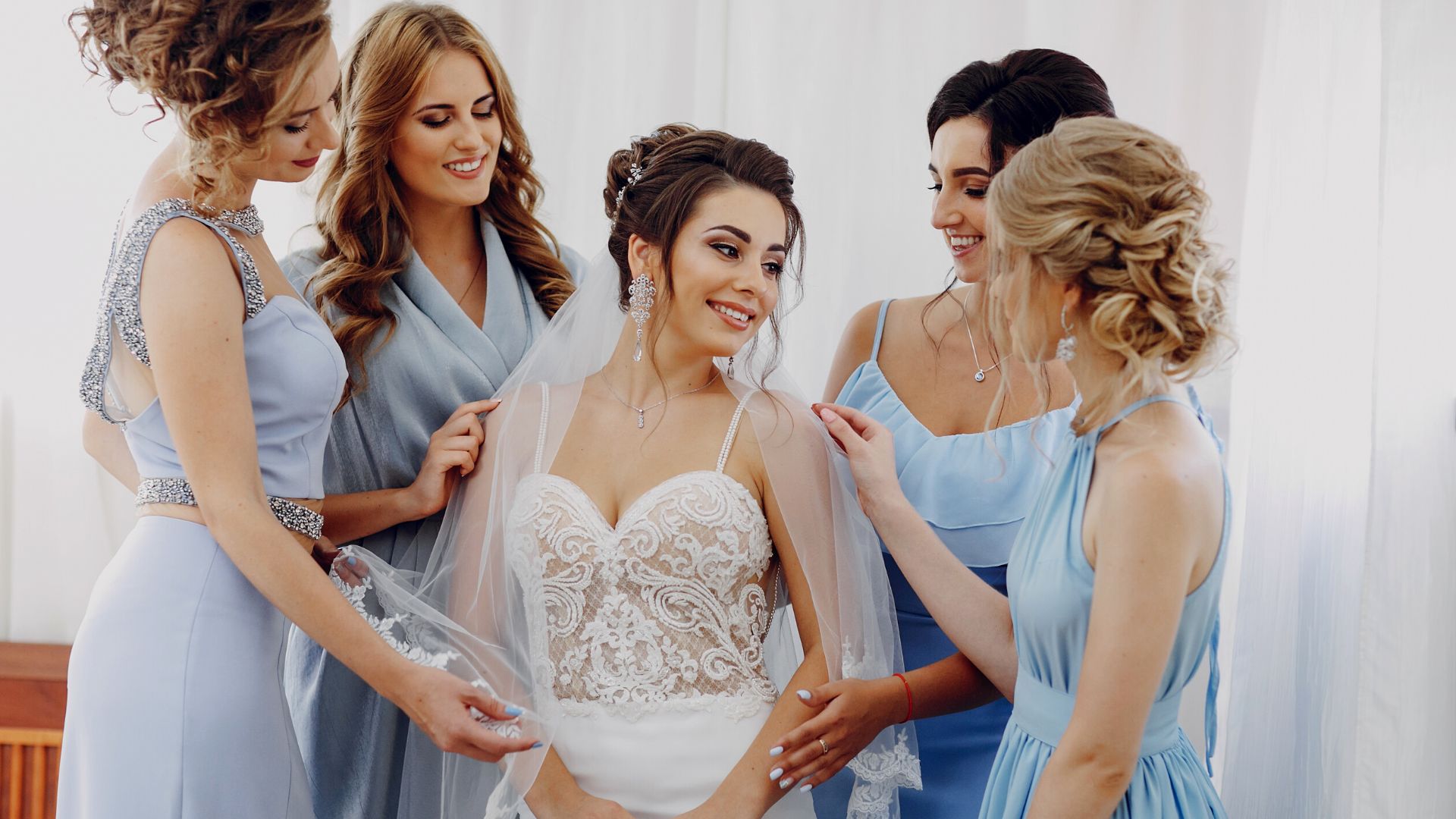 La Sposa E Le Damigelle D'onore Di Risata Raccontano Le Storie Divertenti Che Stanno Nel Parco Image107530157