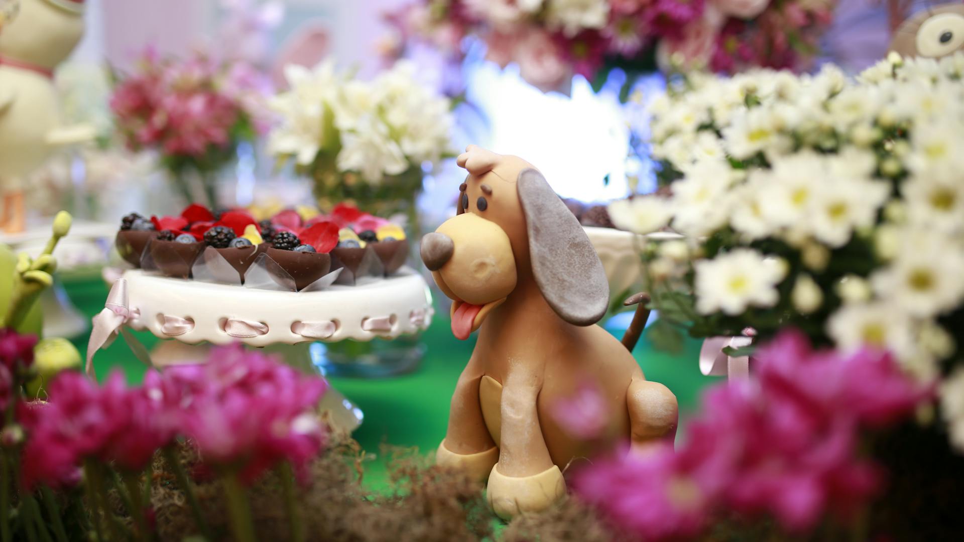 Come vestire il cane al matrimonio? Il look da matrimonio del cane è una delle prime cose a cui pensare, ossia un abbigliamento leggero con il tema scelto per la festa. In giro si possono trovare abiti e accessori per cani, dal semplice papillon ai completi da sposo o sposa. Non è uno dei modi migliori per farlo sentire ancor di più parte integrante della cerimonia?