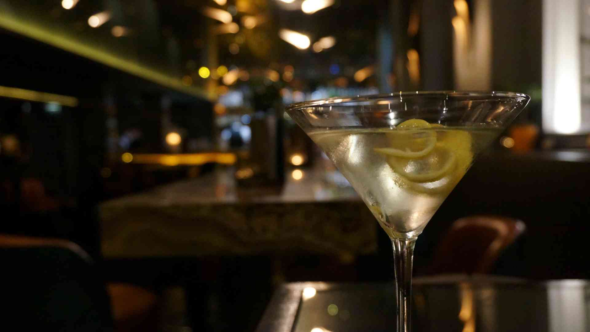 Come realizzare un Vesper Martini Come realizzare un Vesper Martini