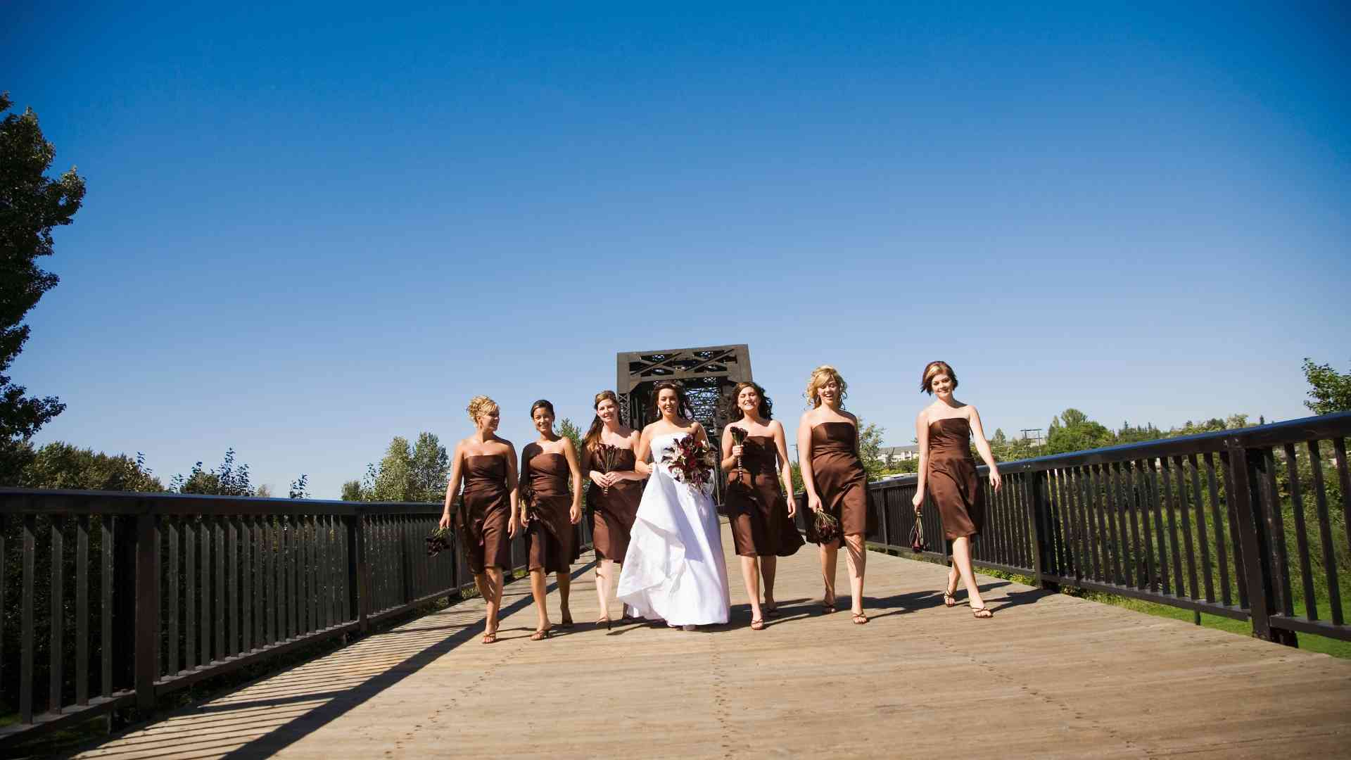 Come chiedere di fare testimoni o damigelle Come chiedere di fare testimoni o damigelle