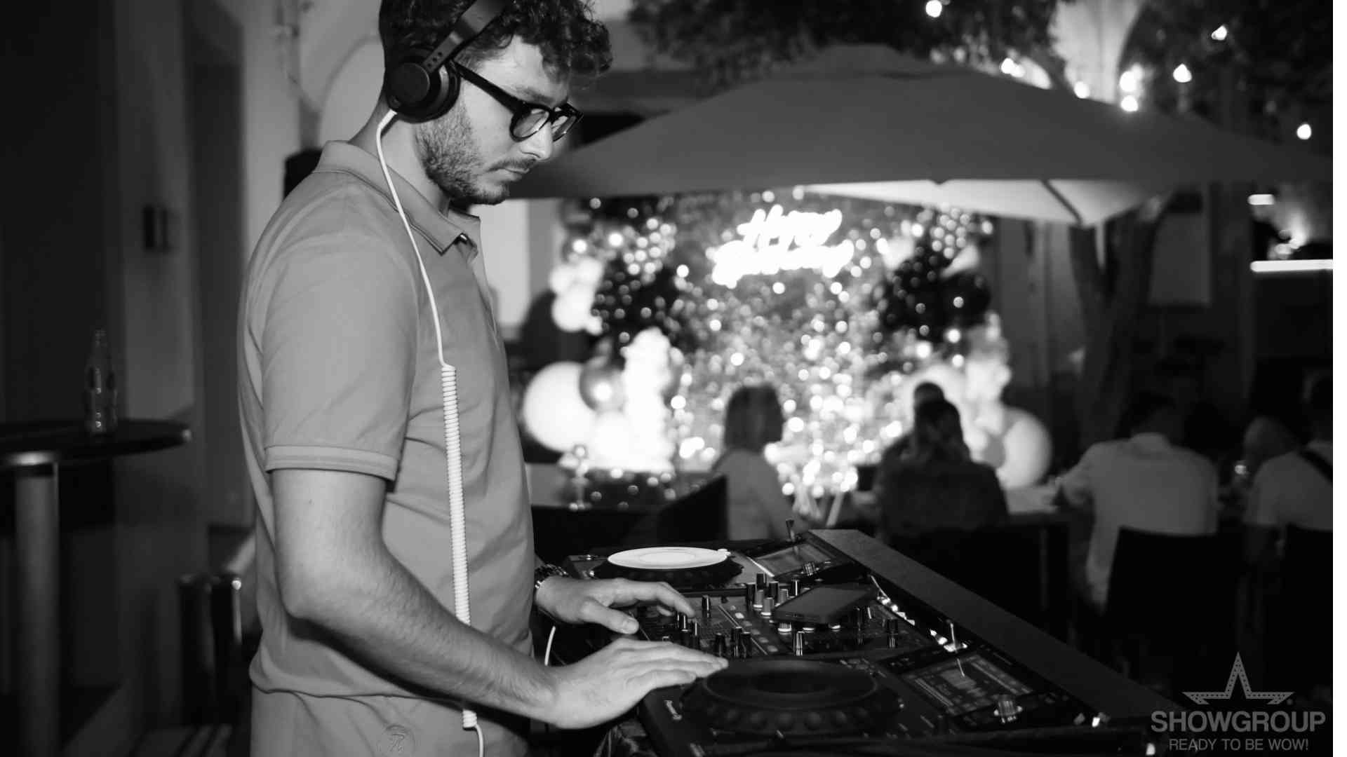 collaborazione tra dj e artisti