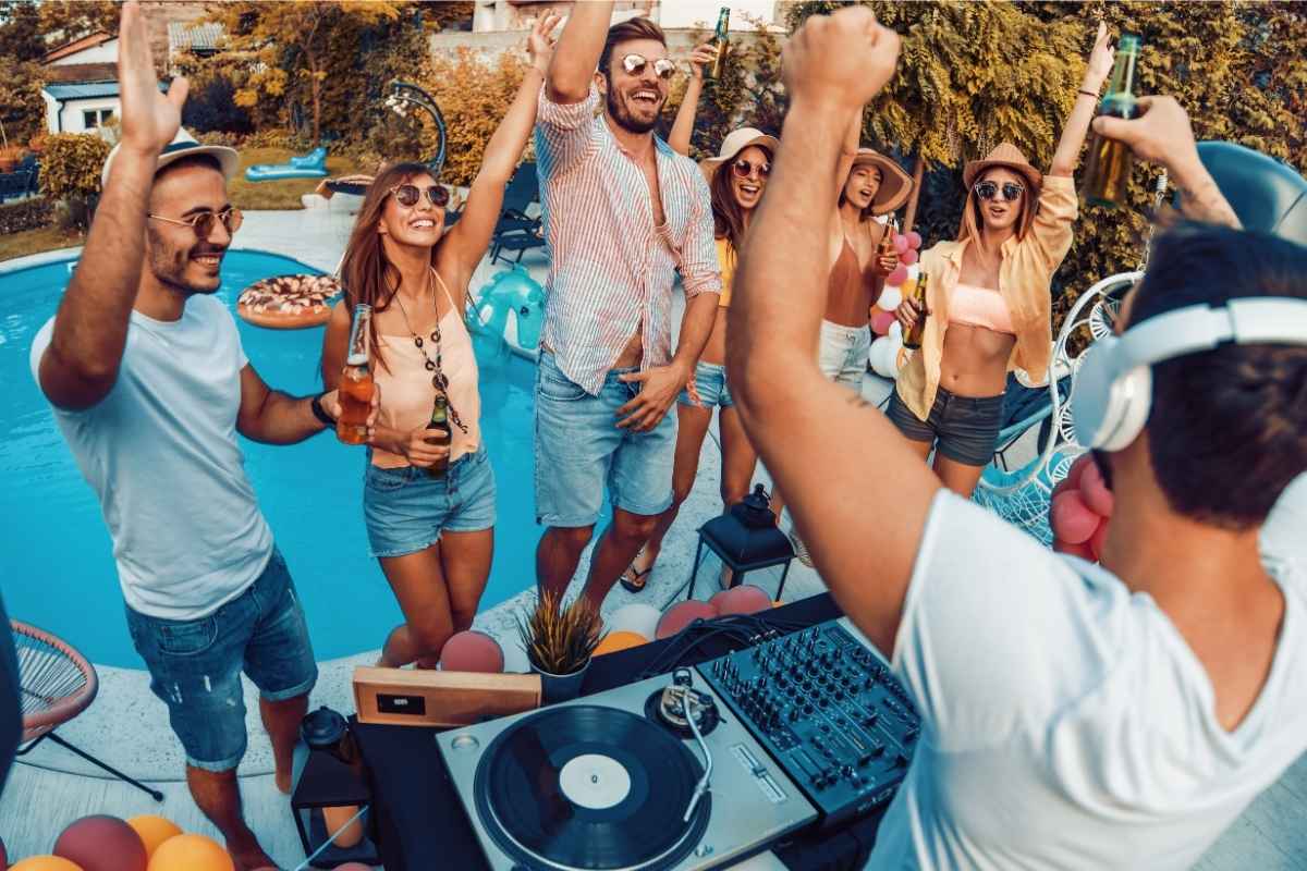 pool party festa in piscina con dj