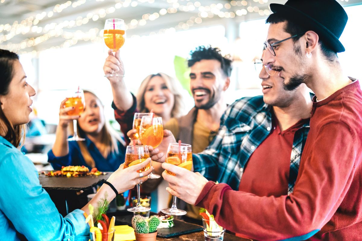 amici festeggiano durante apericena