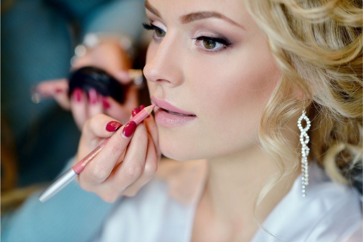 make up artist realizza un trucco sposa