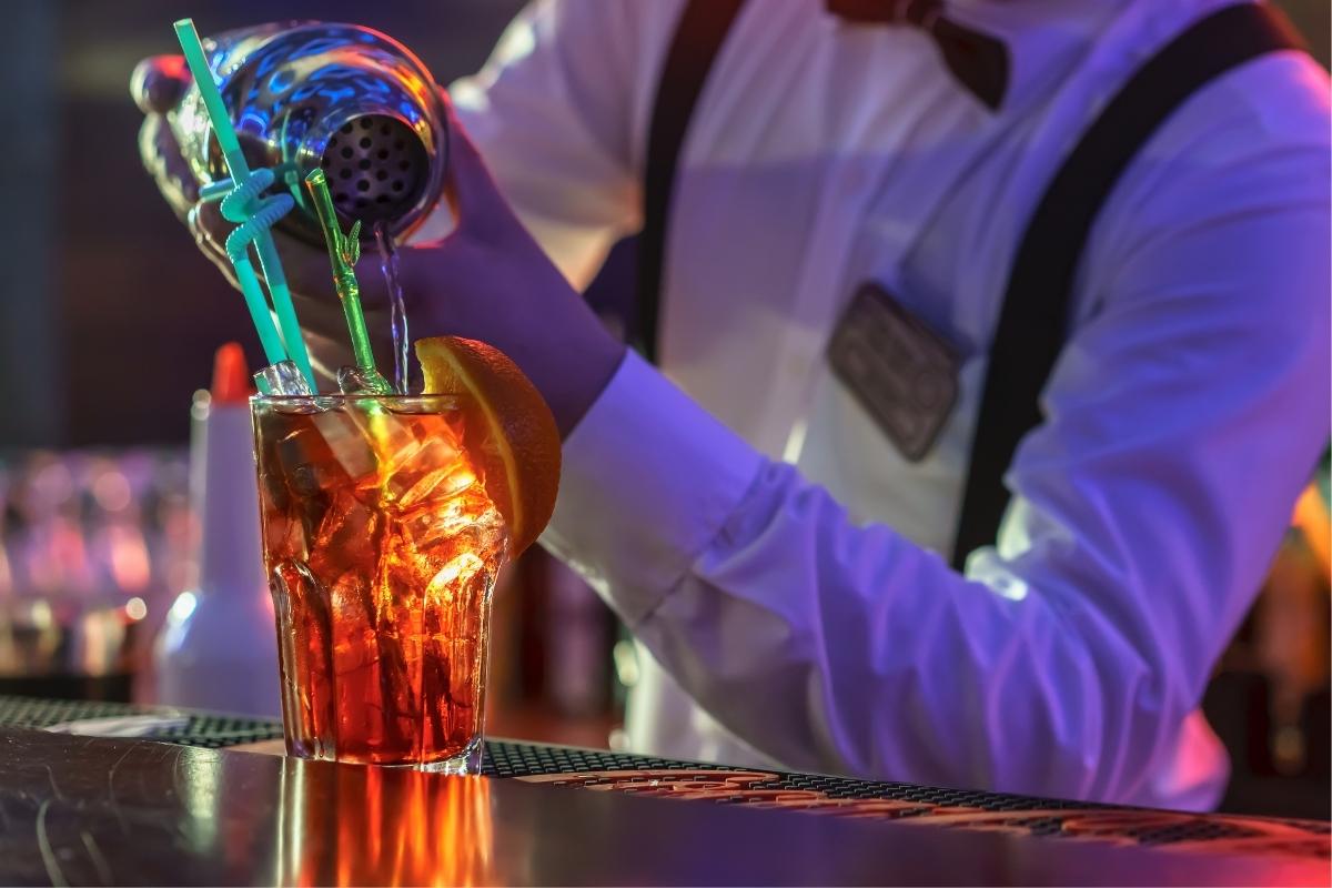 barman acrobatico prepara un drink