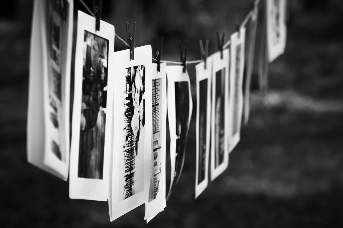 foto ricordo appese su un filo
