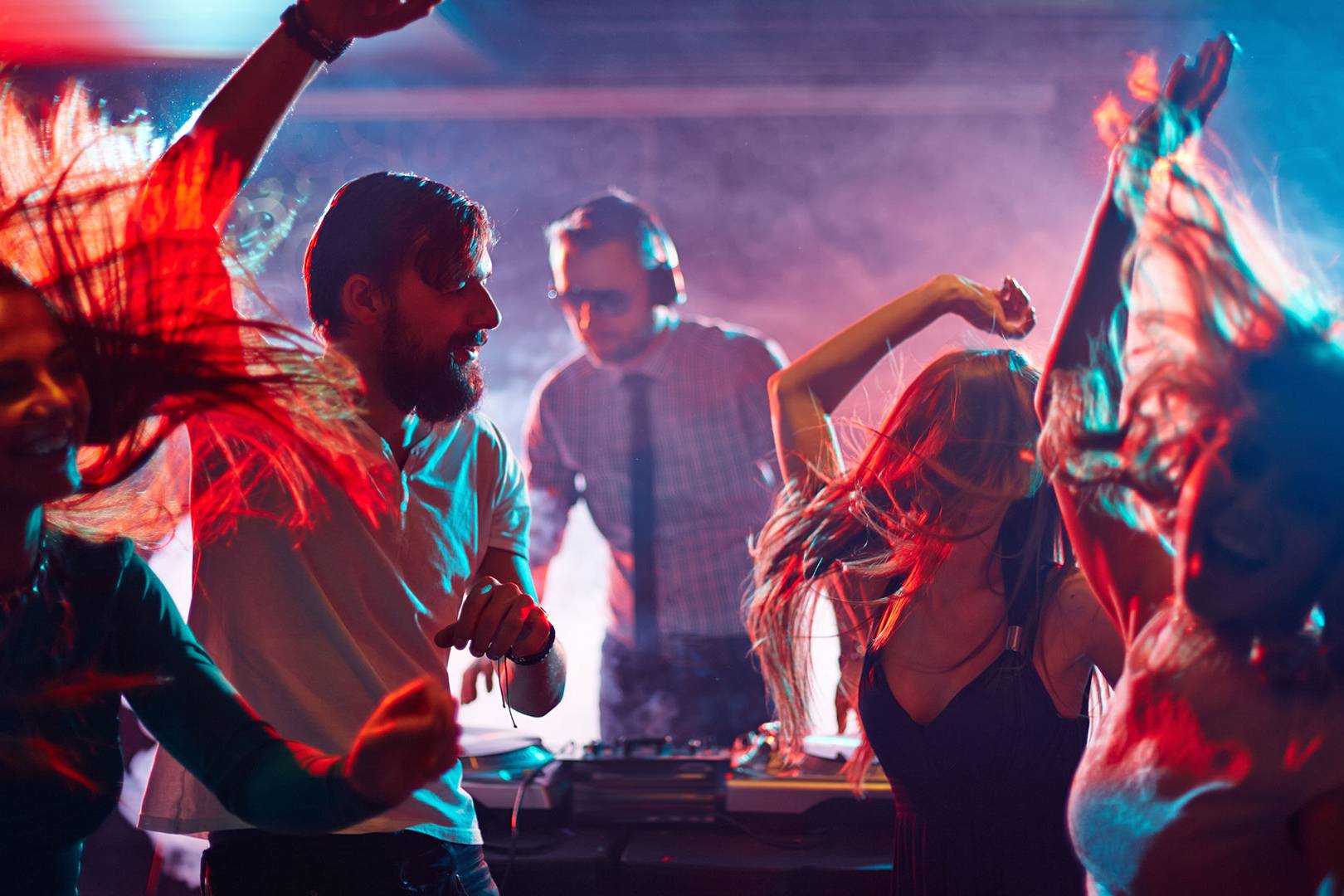 Gente che balla durante una festa con dj