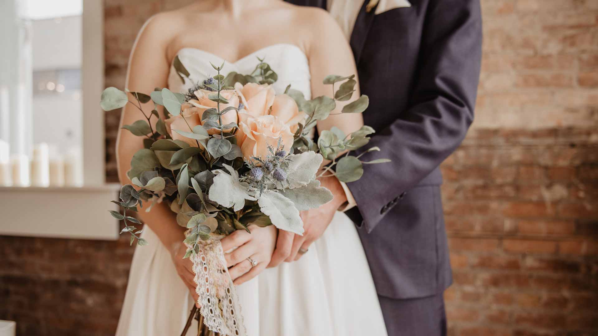Sposi con bouquet di nozze