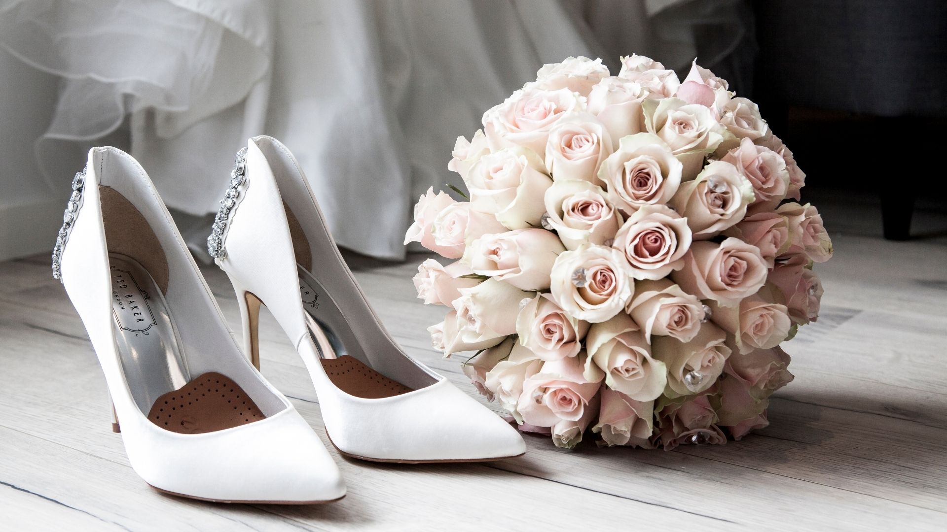 bouquet e scarpe di sposa