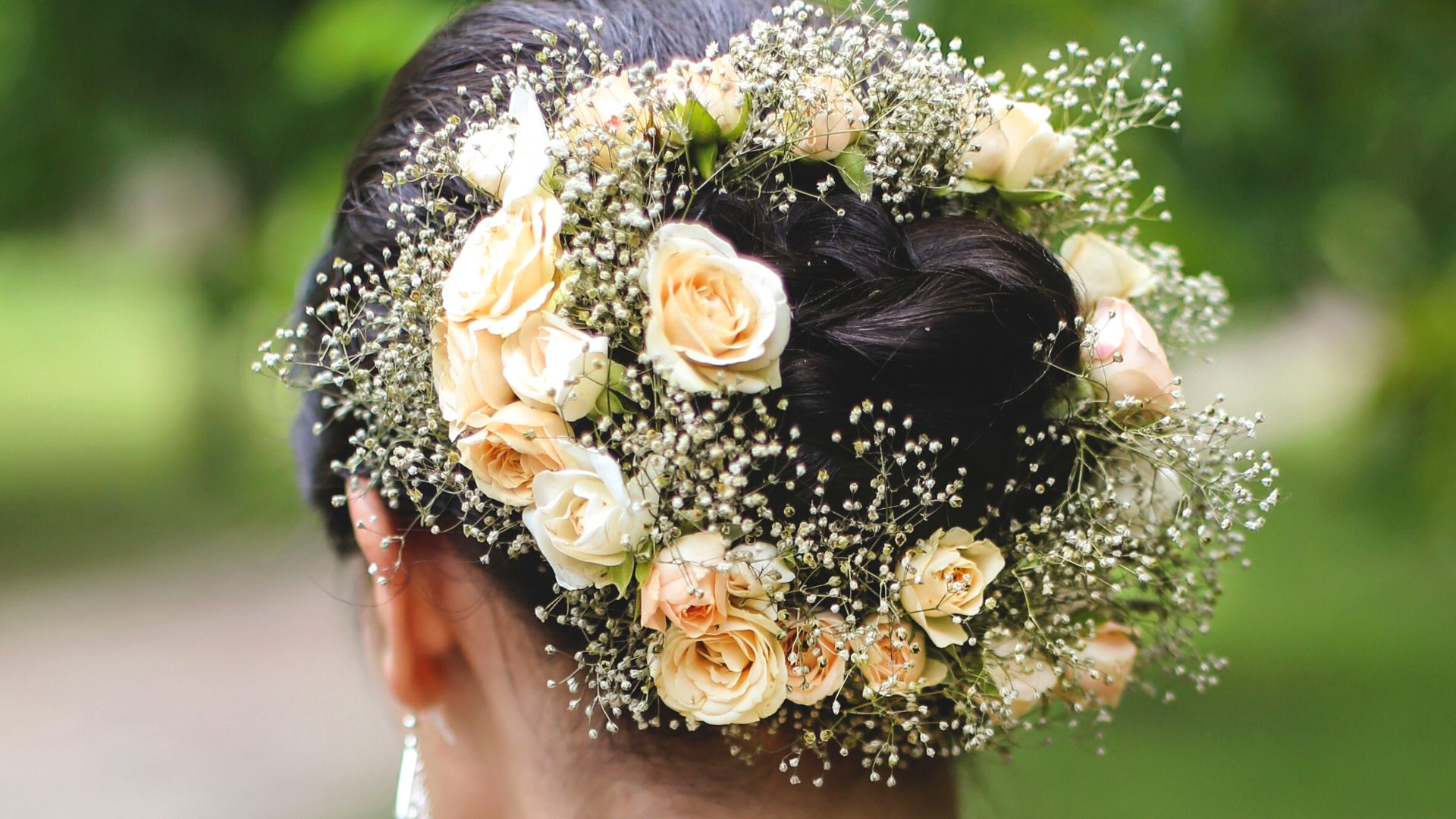 acconciatura da sposa con i fiori