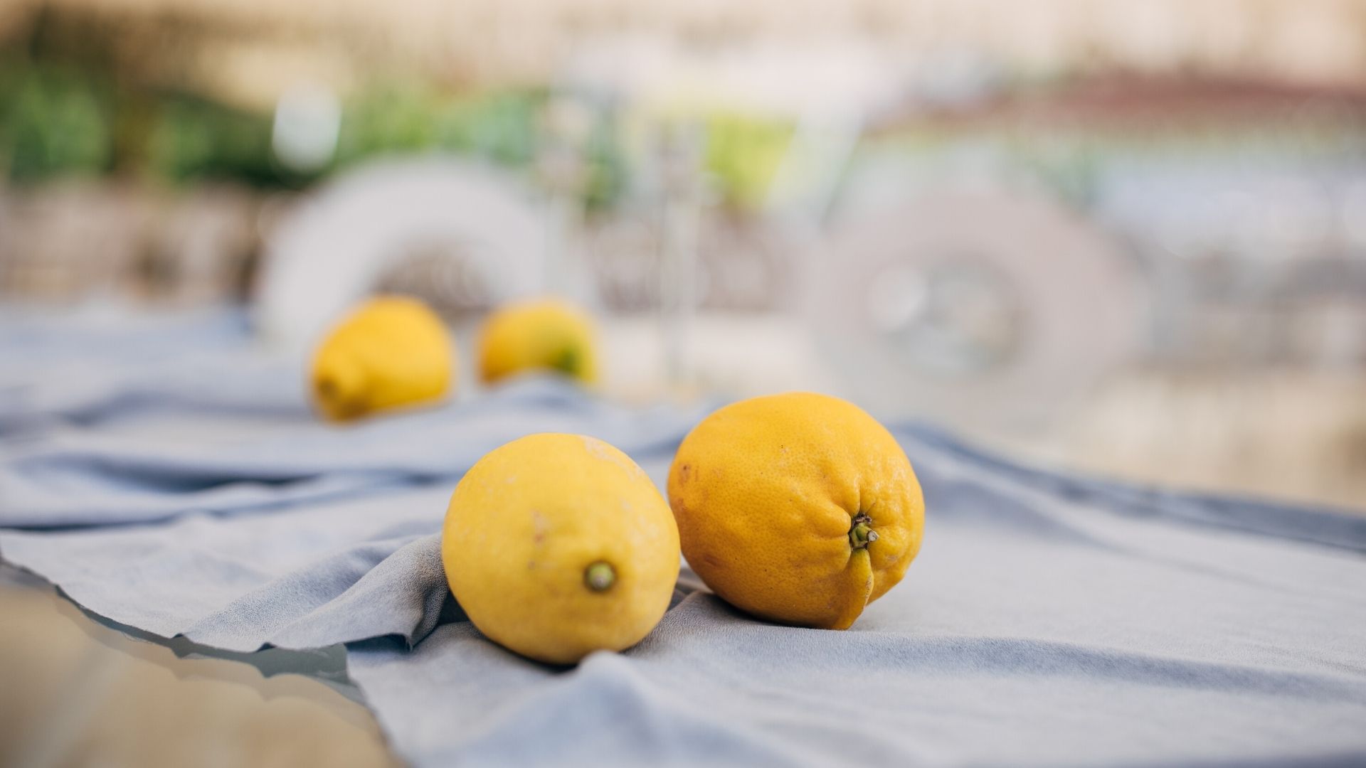 limoni su tavolo