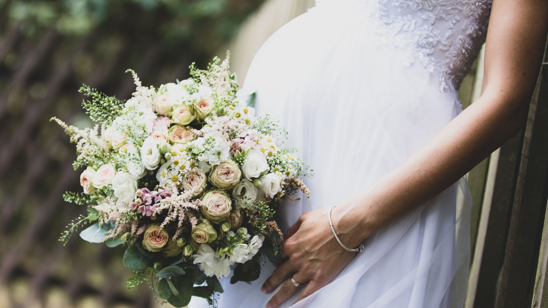 sposa incinta con bouquet